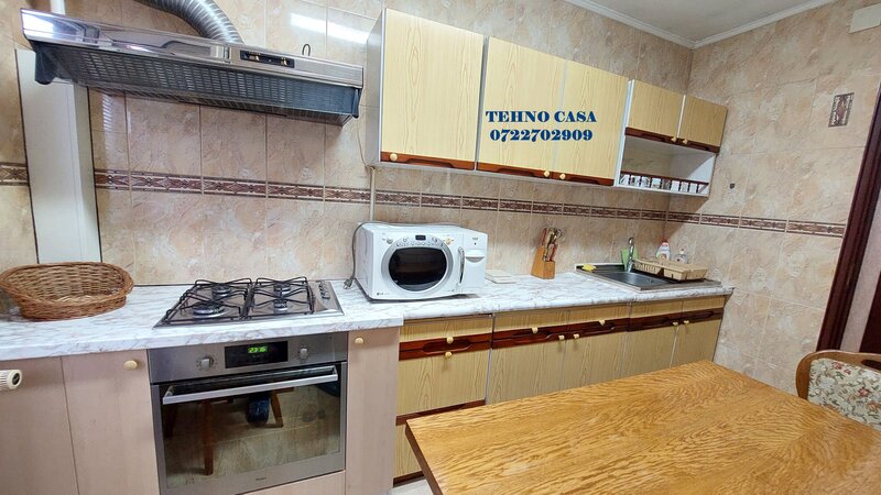 Panduri, metrou Academia Militara la 800 m.